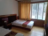 壤塘爾甲商務賓館 香拉東吉聖山風景區附近的飯店