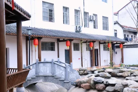 Huoshan Xingfu Street Neighborhood Hostel Отели рядом с достопримечательностью «Piyanghu Park»