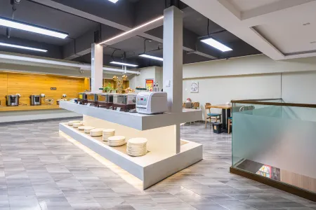 Wassim Hotel (Urumqi Hongguang Mountain International Convention and Exhibition Center) Отели рядом с достопримечательностью «Xinjiang Institute of Light Industry Technology»