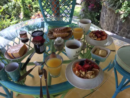 Gunung Paradis Retreat Отели рядом с достопримечательностью «GKII BUKIT KALVARI BANYUSERI»