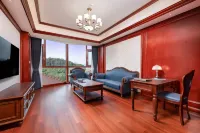 無極雪礦泉水テーマホテル（黄山高速鉄道北駅西溪南） 徽州文化園·華商山荘-プール周辺のホテル