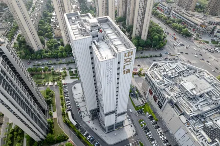 MAISON Hotel Changsha Zhongjiao Plaza,  Agri-University Metro Station, Changsha Отели рядом с достопримечательностью «Hunan Biological and Electromechanical Polytechnic (Donghu Campus)»