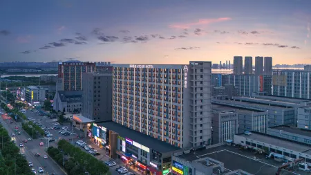 Atour Hotel Wuhan Canglongdao Hubei University of Economics Отели рядом с достопримечательностью «Hubei Institute of Fine Arts (Canglongdao Campus - Office Building 1)»