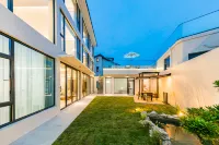 Zhoushan lvyun Bay Beach sunrise swimming pool holiday hostel