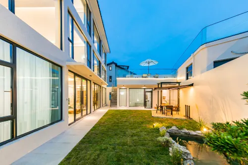 Zhoushan lvyun Bay Beach sunrise swimming pool holiday hostel