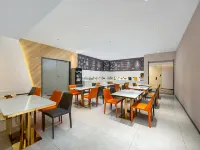 IU Hotel Urumqi High speed Railway Station Branch Hotel di Urumqi
