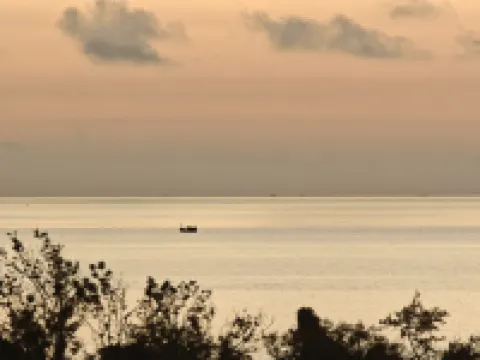 Yihai Homestay (Weizhou Island Wucaitan Branch) Hotel berhampiran Wucai Beach