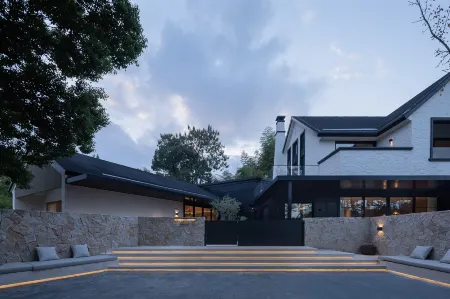 Anji Fanfan Manor Private Hot Spring Resort Hotel Отели рядом с достопримечательностью «Zhejiang Yuxiang Vocational and Technical College»