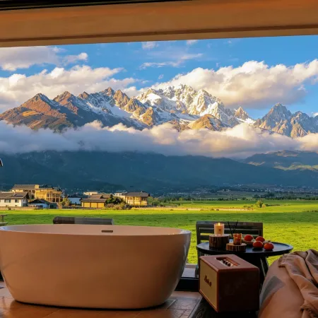Lijiang Manqiwan Snow Mountain Ye She Min Su