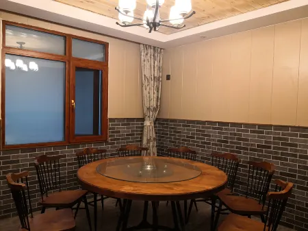 Floral Hotel · Mountain Whisper Hotel（Shennongjia Wooden fish store） Отели рядом с достопримечательностью «Xiangxi Yuan»