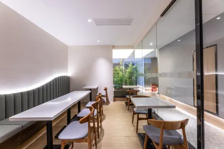 Four Seasons Fenglin Smart Hotel Shanghai (Shanghai Fudan University Subway Station) Отели рядом с достопримечательностью «Fudan University Handan Road Stadium»