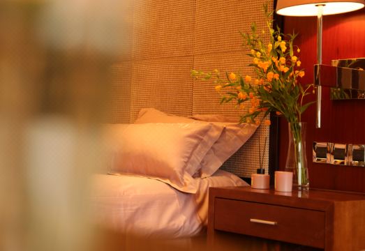 2. 셀레브리티 루이..