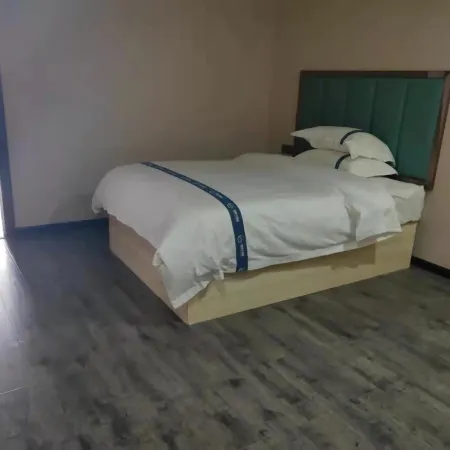 Longshan Peak Forest Hotel
