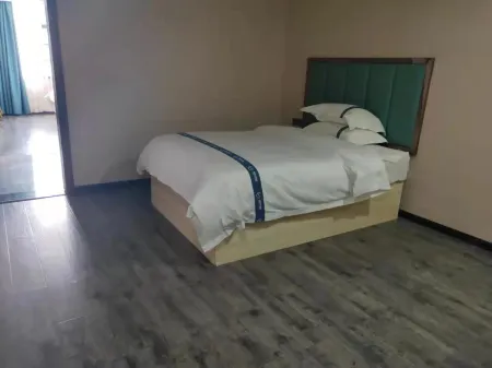 Longshan Peak Forest Hotel