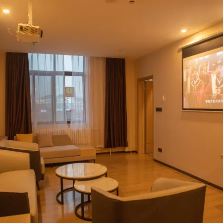 IU Hotel (Dongping Zhengwu Dating Dongshun Square)