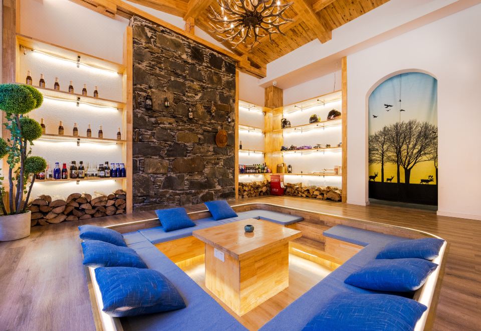 Four Mountain Hotel의 세련된 객실 인테리어