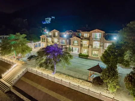 Three li long gorge lake house