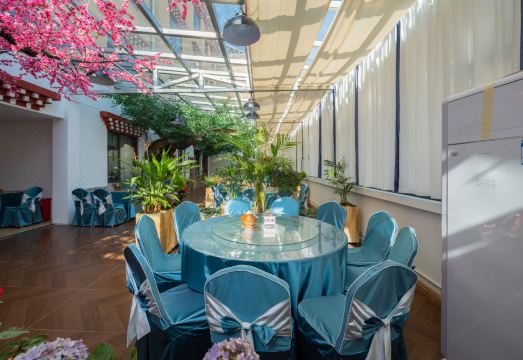 호텔 앞 시장 풍경