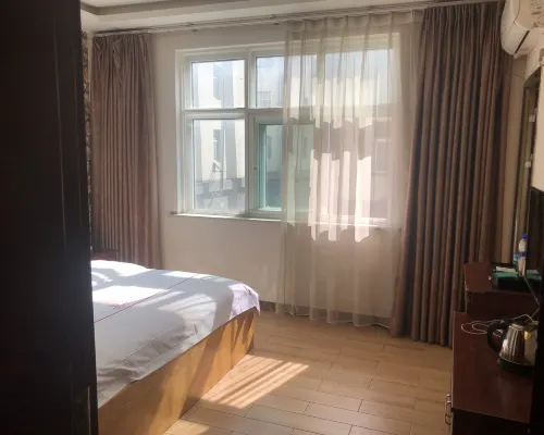 โรงแรม ฮอลิเดย์ ตีฮว่า โรงแรมในโหมเจียง
