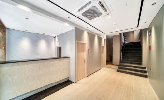 Yaning Hotel (Xihu Hubin Ding'an Road Subway Station)