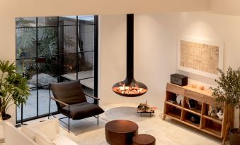 Dali Anyin·Autumn Hotel