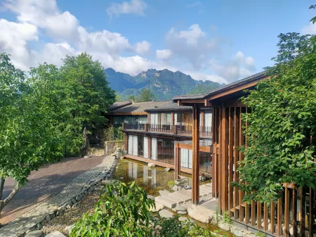 Hubei, Danjiangkou Mount Wudang Lingshan Jumeisu Отели рядом с достопримечательностью «Wudang Mountains Ancient Building Complex»