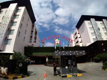 Sakura Park Hotel & Residence Отели в г. Tegalwaru