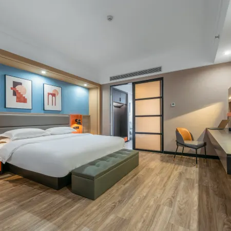 Qianyi Hotel (Yulin Jincheng Center Pedestrian Street Store)