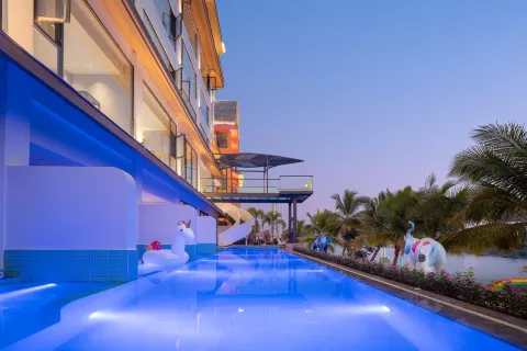 Shawanli Sunset Riverview Hotel (Xishuangbanna Jinghong Gaozhuang Starlight Night Market)