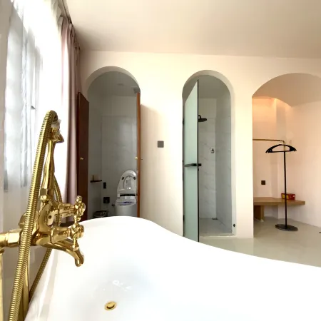 Hole Hotel