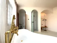 Hole Hotel - 2-Star