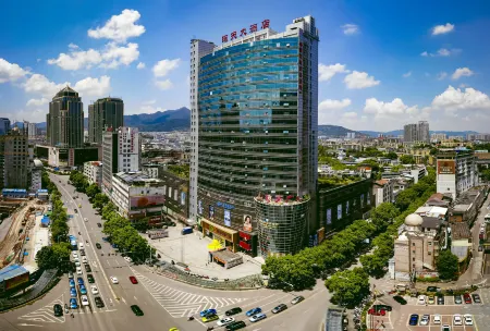 Qiongtian Hotel (Better Life Plaza, Huaihua Railway Station) Отели рядом с достопримечательностью «Huaihua Vocational and Technical College»