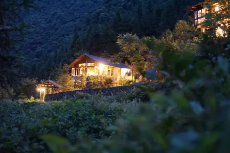 The Heart of the Mountains Jiaxiuyan Homestay Отели в г. Душань