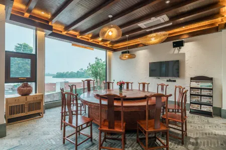 Star Lake Lanyue Song Culture Guesthouse (Zhaoqing Qixingyan Scenic Area) Отели рядом с достопримечательностью «The Yuejiang Tower»