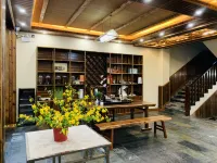 Floral Hotel·Shennongjia Yunshan Lake Guest Hotel (Dajiuhu Pingqian Town Branch)