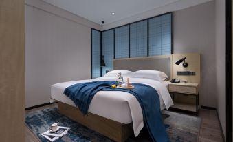 The middle room of the hotel provides a bed with two lamps and a table for guests to use at Yishang Hotel (Guangzhou Beijing Road Pedestrian Street Tianzi Wharf)