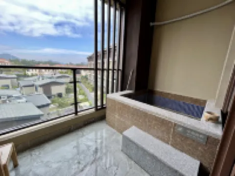 Guangzhou Zengcheng Baishuizhai Forest Valley Golden Leaf Hot Spring Holiday Villa