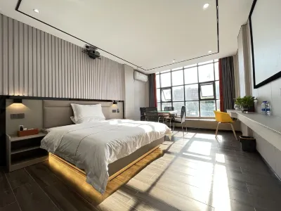 Lufeng Xinli Apartment Отели рядом с достопримечательностью «Пути (башня А)»
