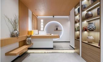 Dengfeng Light Luxury Hotel (Qujing Dahuaqiao Park)