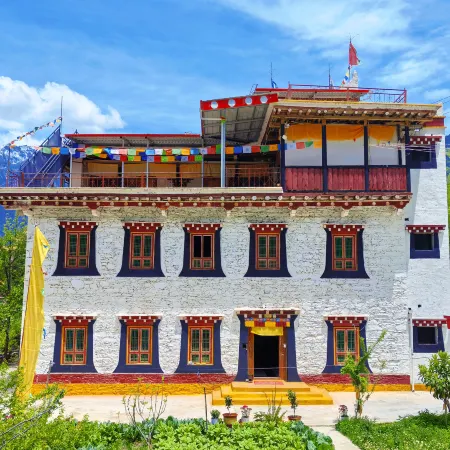 Sangdun Longzhu Homestay (Zhonglu Tibetan Village)