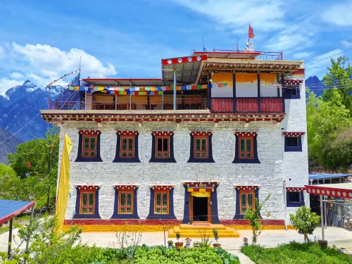 Sangdun Longzhu Homestay (Zhonglu Tibetan Village)