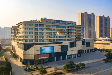 Fairfield Wuhan Jiangxia Отели рядом с достопримечательностью «Wuhan Donghu University»