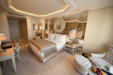 Wyndham Grand Istanbul Kalamış Marina Hotel Отели рядом с достопримечательностью «Marmara University Institute of Neurological Sciences»