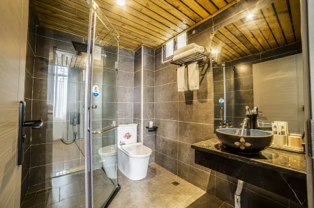 Zhenyuan Xurun Shanju River View Homestay (Zhenjiangge) Отели в г. Чжэньюань