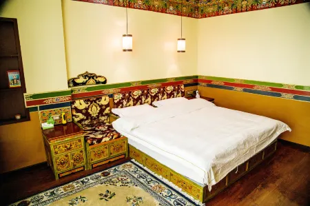 Gesar Hotel Отели в г. Шигадзе