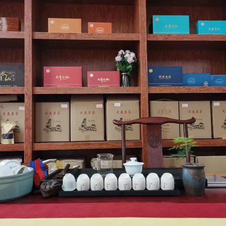 Brook Tea House Отели рядом с достопримечательностью «Девять треугольных дрейфов»