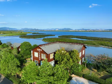 Yinji Luhua Resort (Qimenwan Wetland Park) Отели в г. Юйхуань