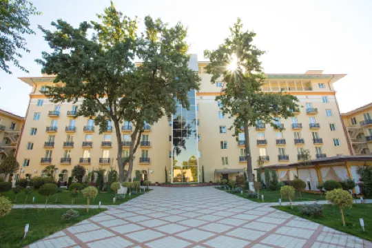 Lotte City Hotel Tashkent Palace Отели рядом с достопримечательностью «Рынок Чорсу»