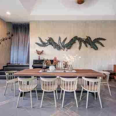 Grand Spacious Pool Villa - VVP34.1 Dining/Meeting Rooms