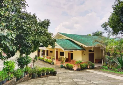 Hotel Grand Astoeti Hotels near Puncak